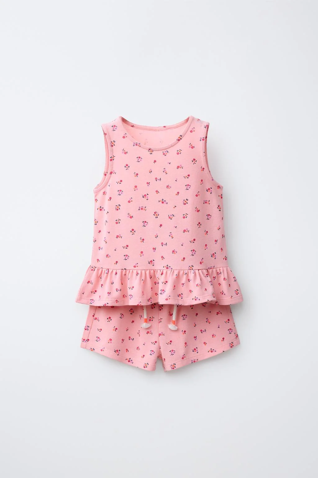 Футболка и шорты-бермуды с цветочным принтом