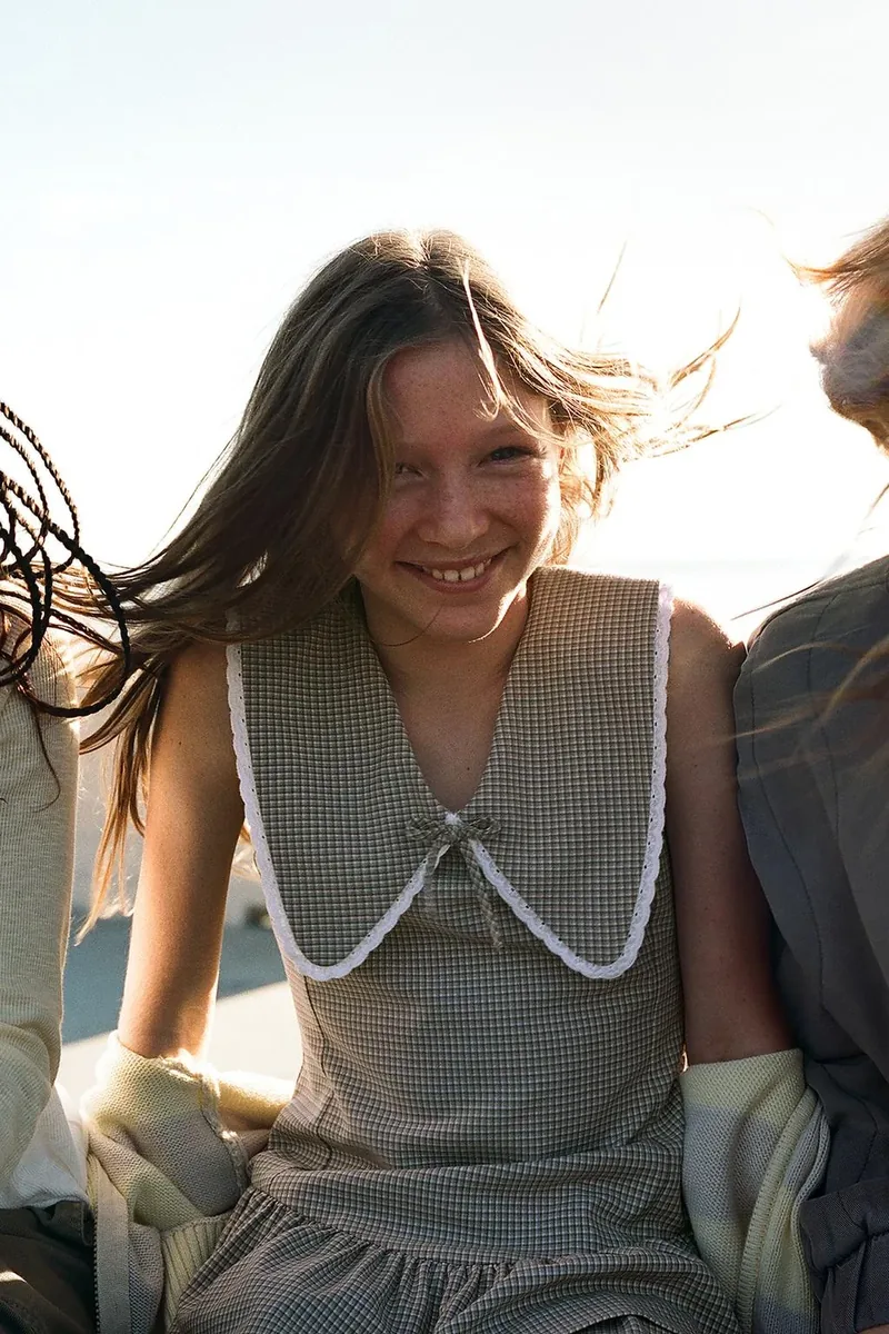 Платье в клетку с оборками и кружевной окантовкой