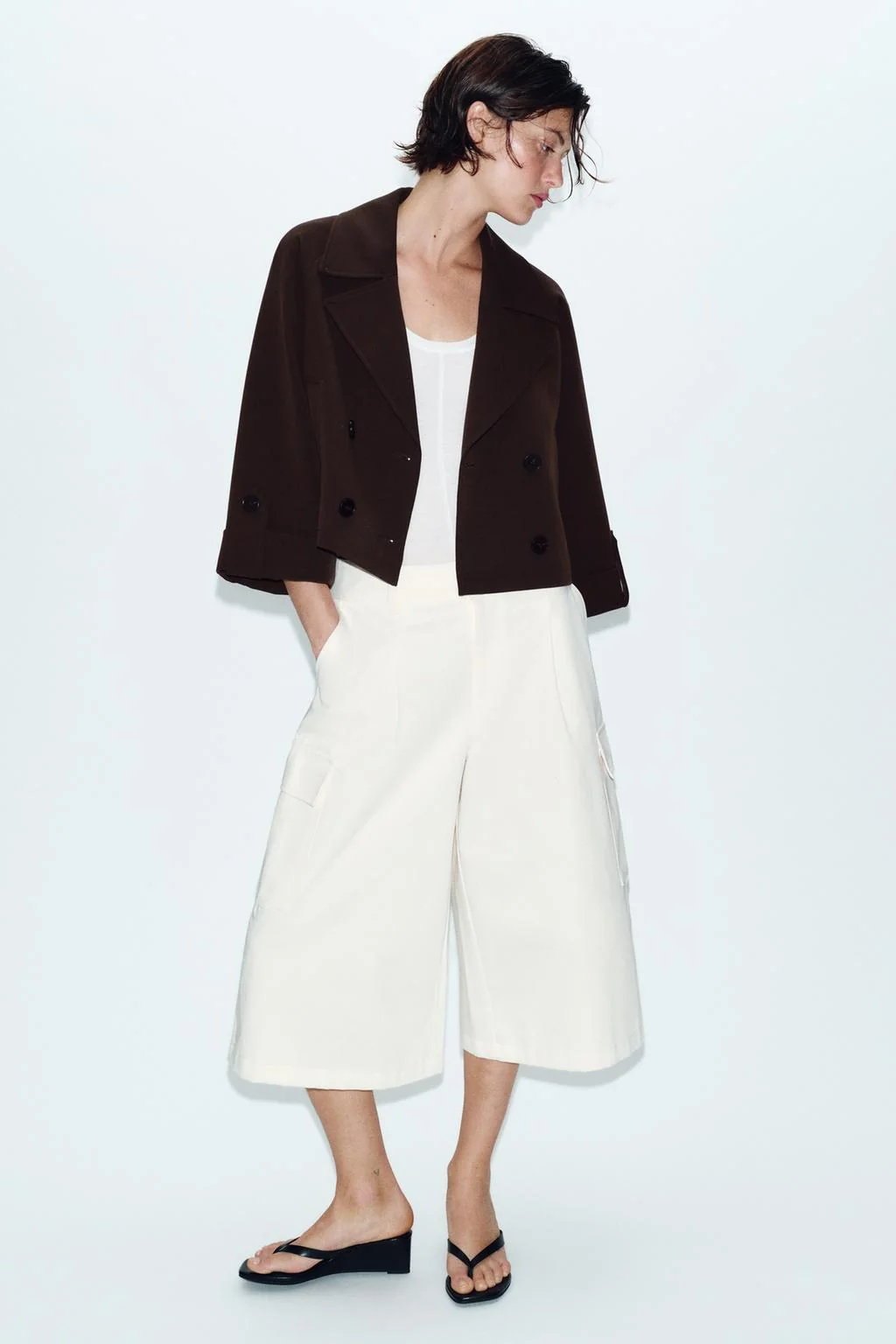 КОРОТКОЕ ПАЛЬТО-ТРЕНЧ С ЗАВЕРНУТЫМИ РУКАВАМИ