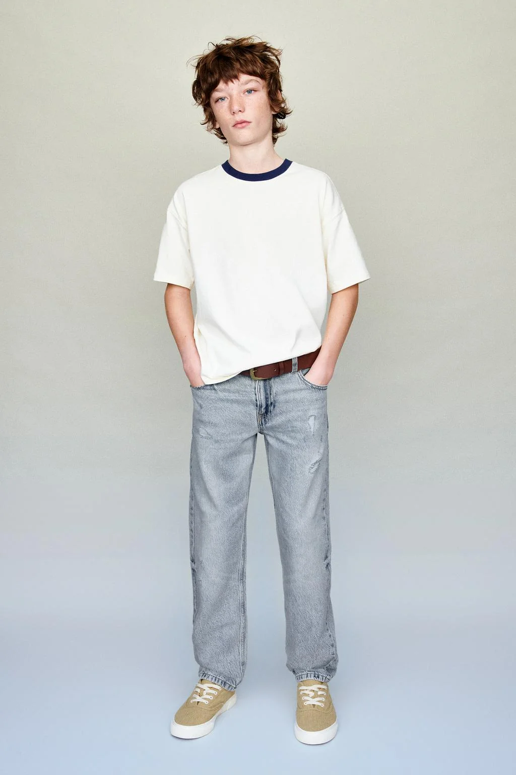 Джинсы прямого кроя с потёртостями