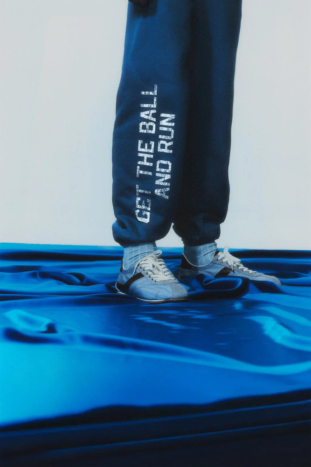 Джоггеры с текстом и ярлыком