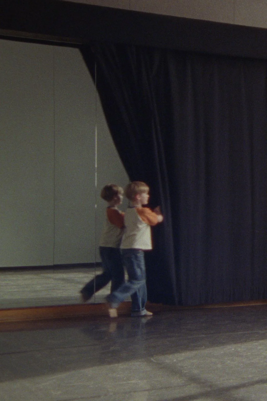 Футболка с рукавом реглан — Мов.01