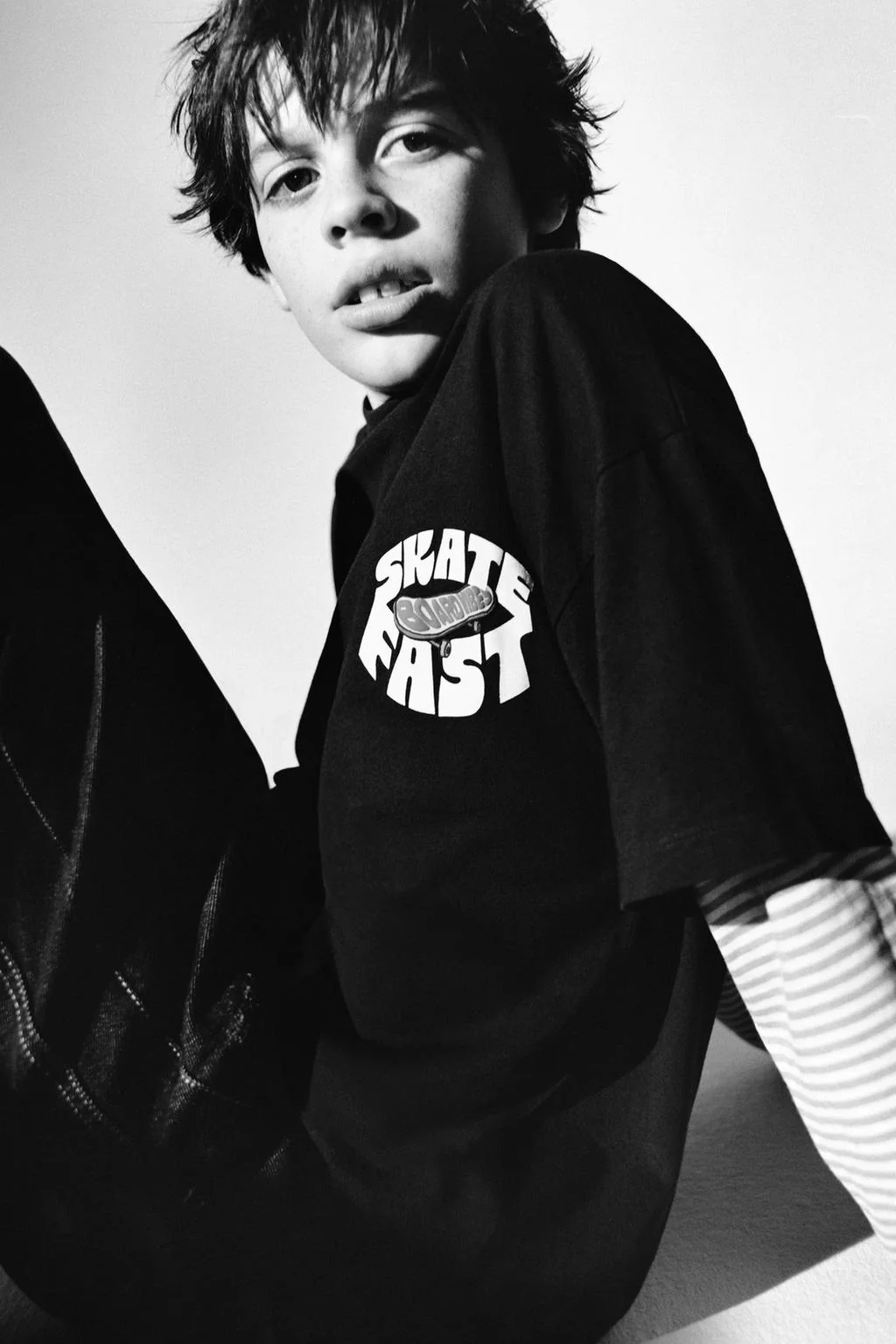 Футболка с рельефным принтом скейт