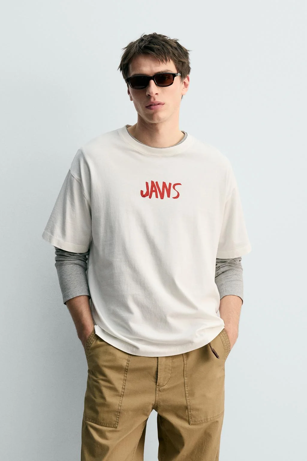 JAWS© UCS LLC И AMBLIN В СОТРУДНИЧЕСТВЕ С DYLAN´S T-SHIRT CLUB И ZARA ИЛЛЮСТРАЦИОННАЯ ФУТБОЛКА
