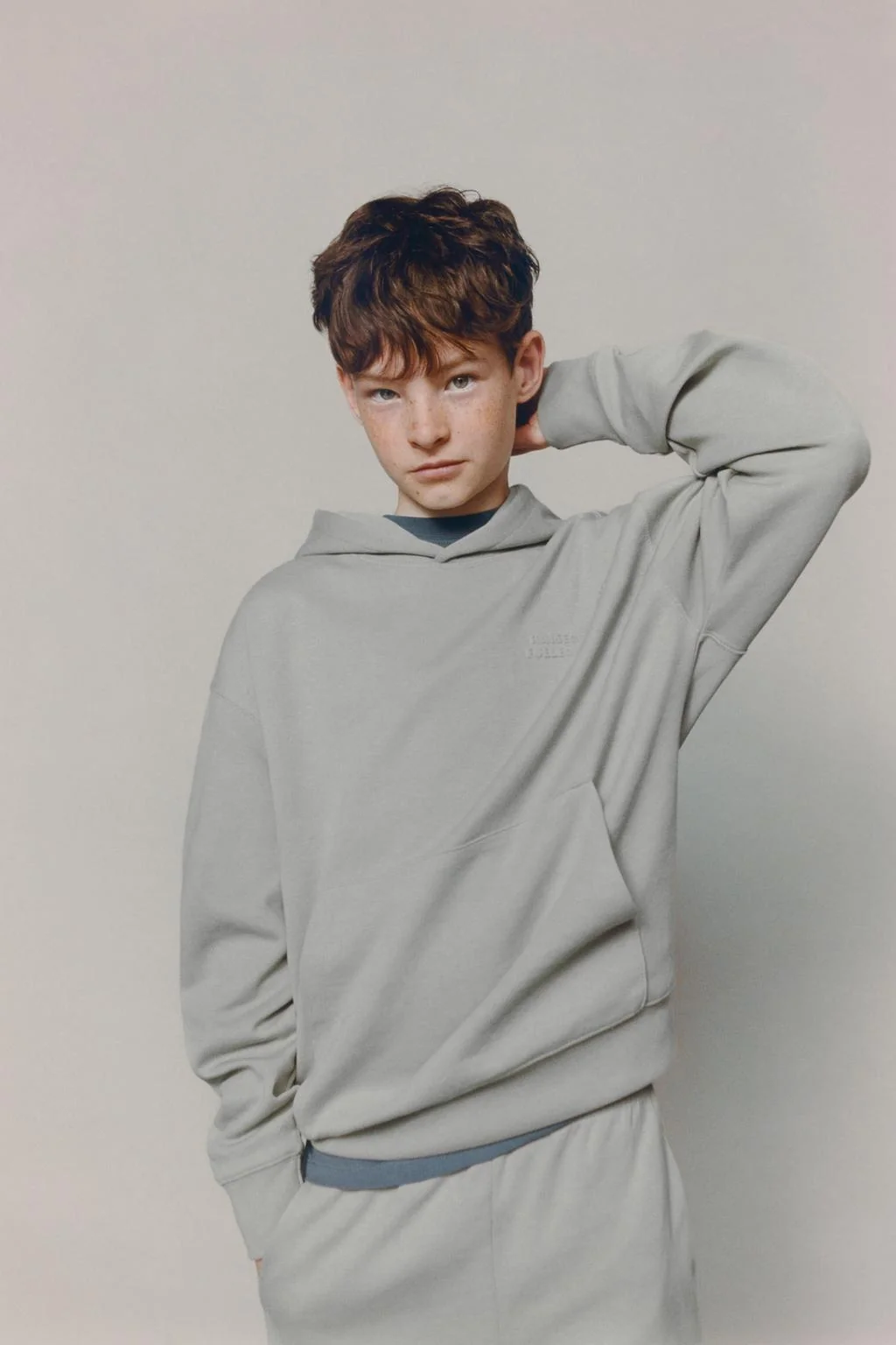 Худи с тисненым текстом и джоггеры на интерлоке — Комплекты