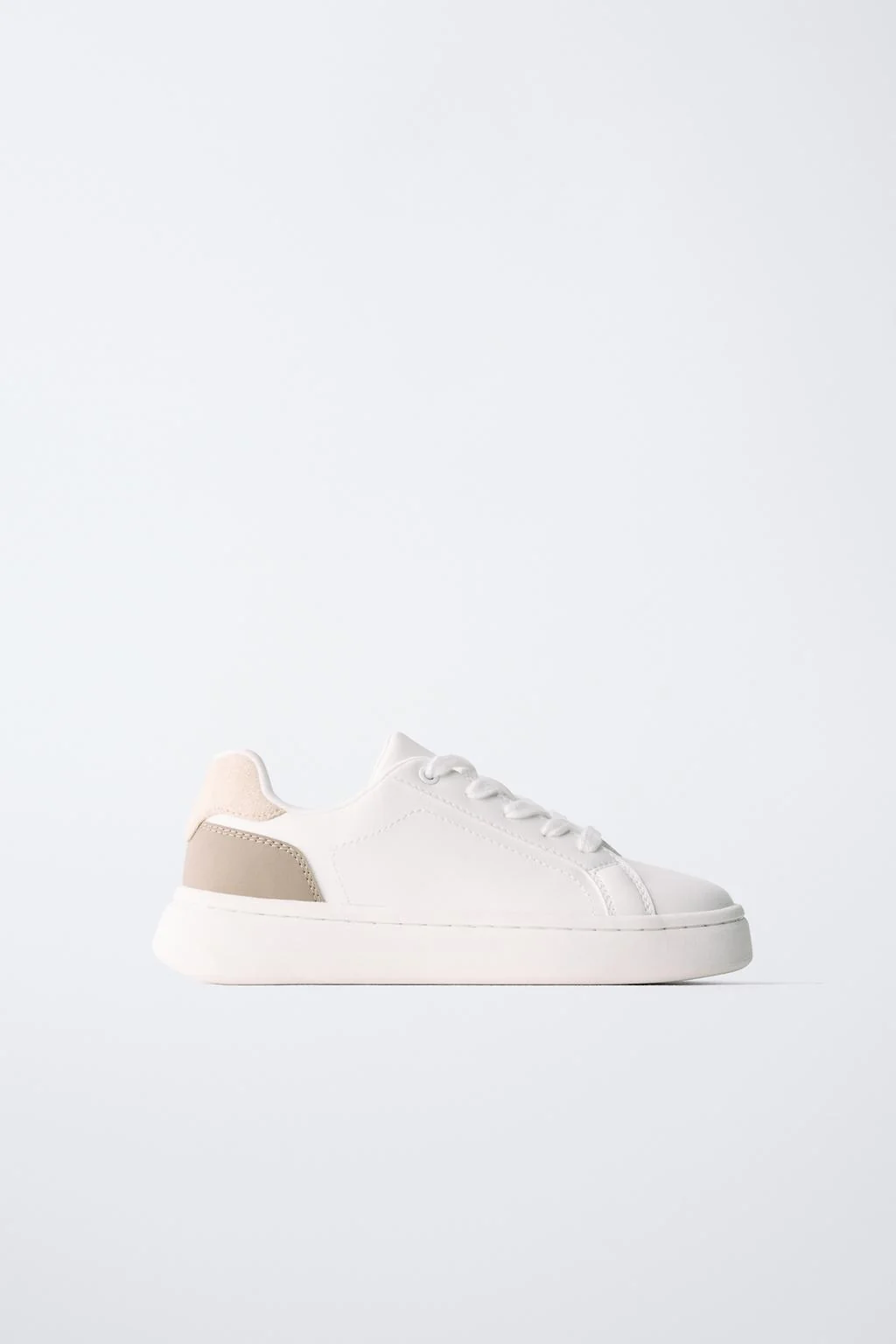 Кроссовки на массивной подошве