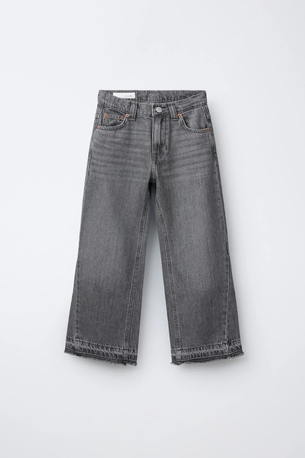 Джинсы с расклешённой низом и потрёпанными краями