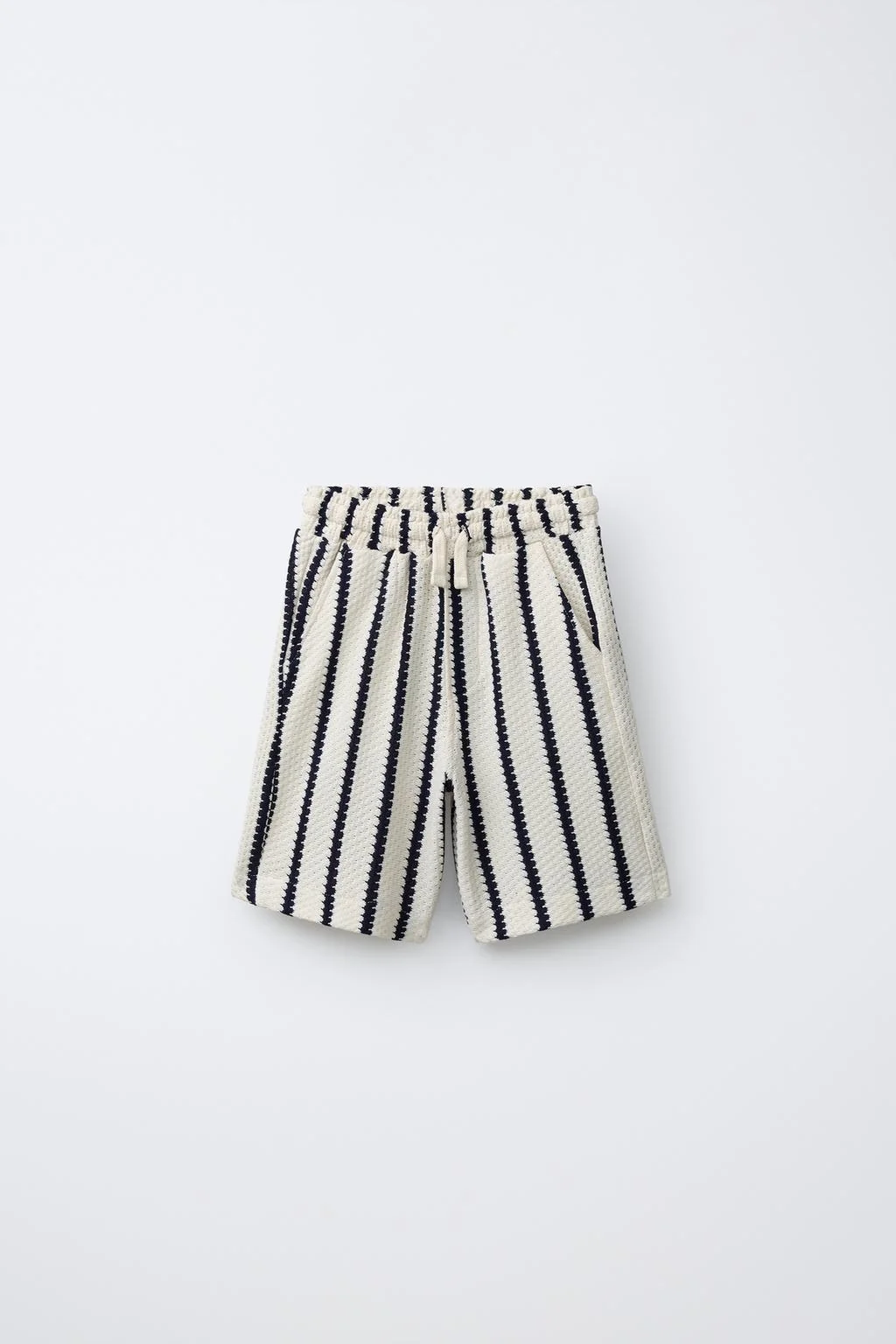 Текстурированные полосатые трикотажные шорты-бермуды