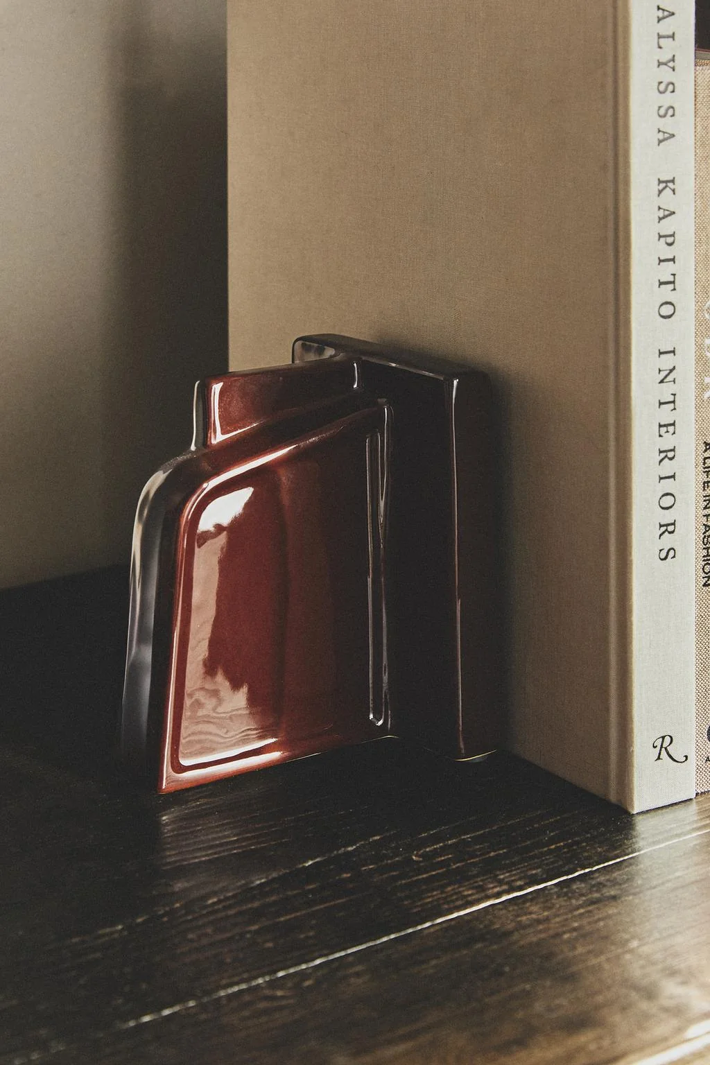 Керамическая подпорка для книг