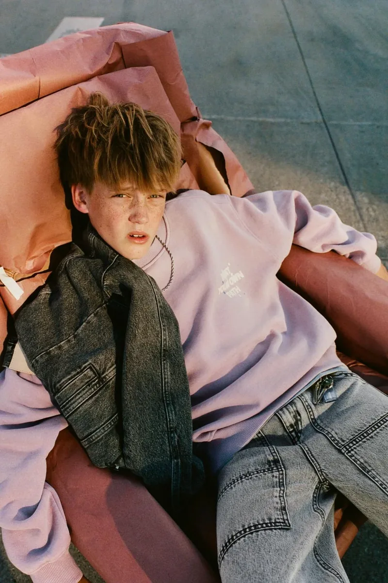 Свитшот с выцветшим эффектом и текстом