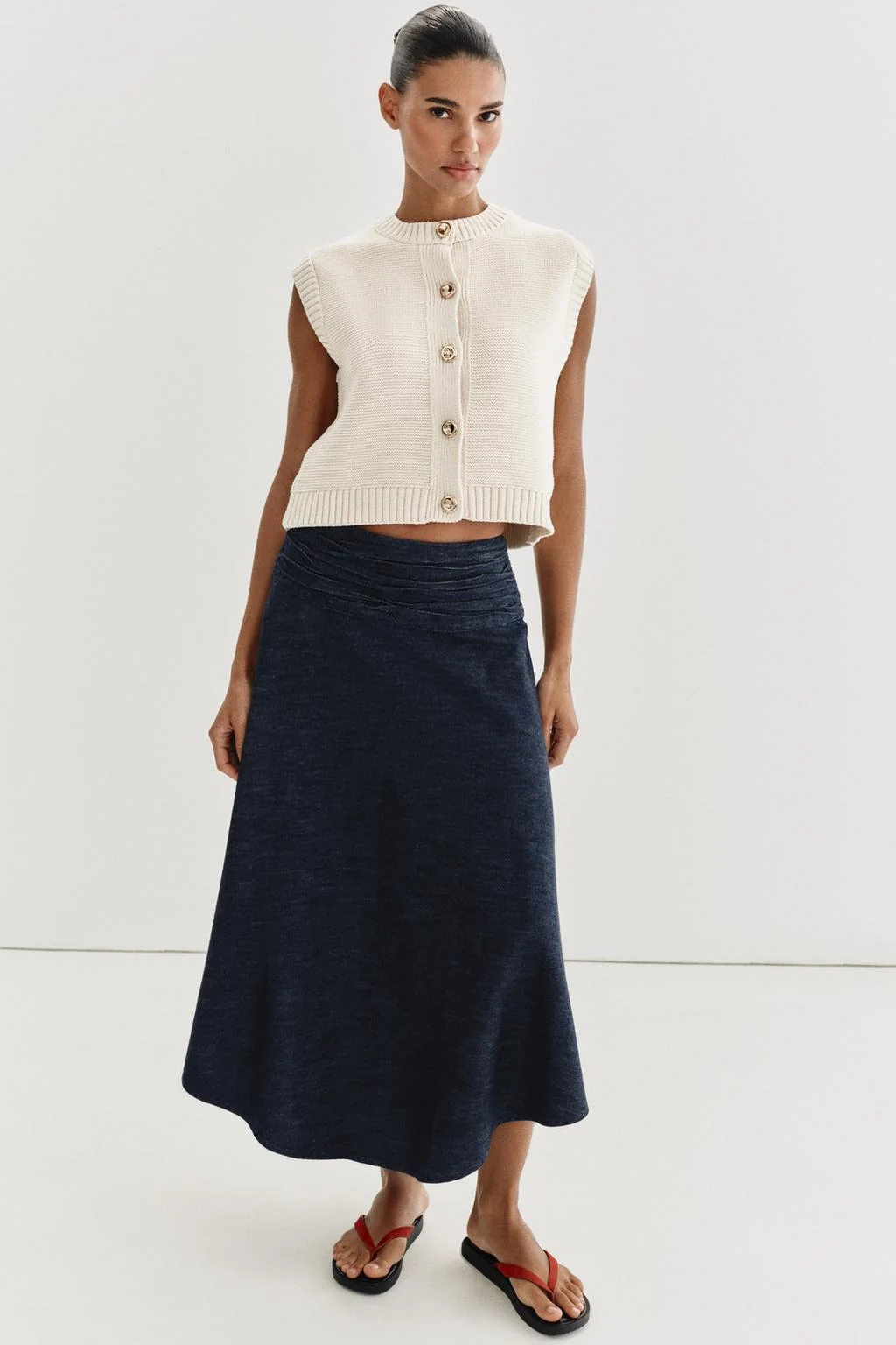 Жилет трикотажный с золотыми пуговицами