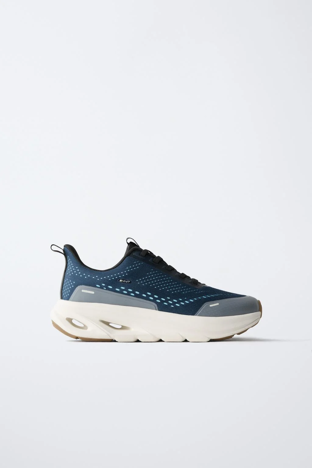 Кроссовки с деталями на подошве