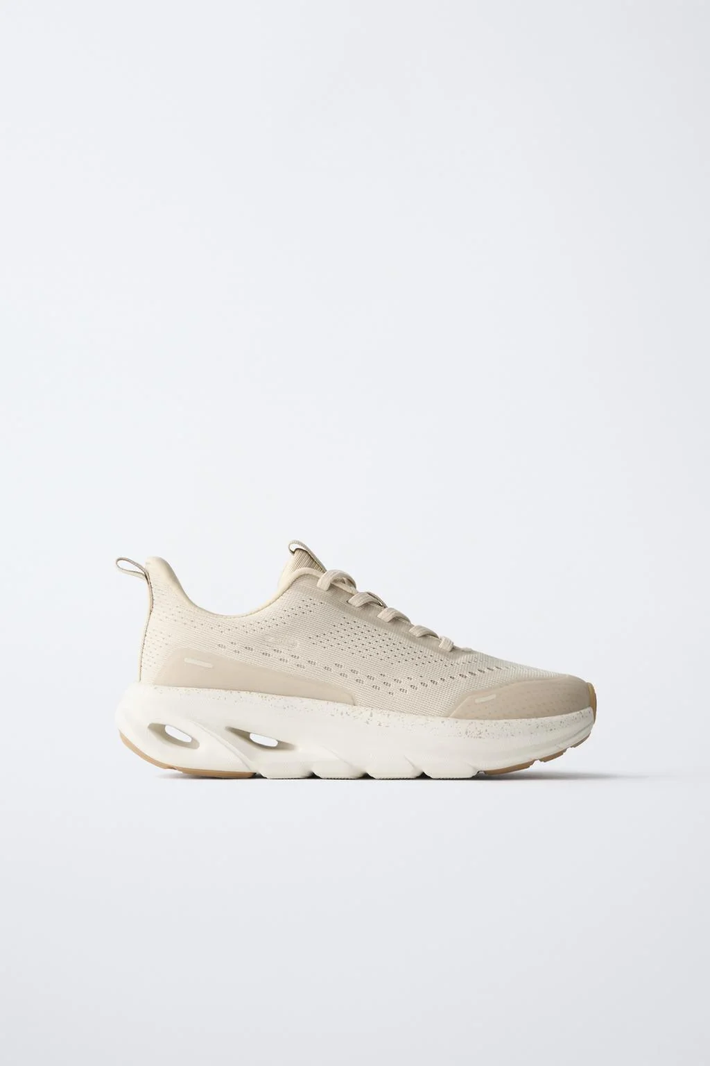 Кроссовки с деталями на подошве