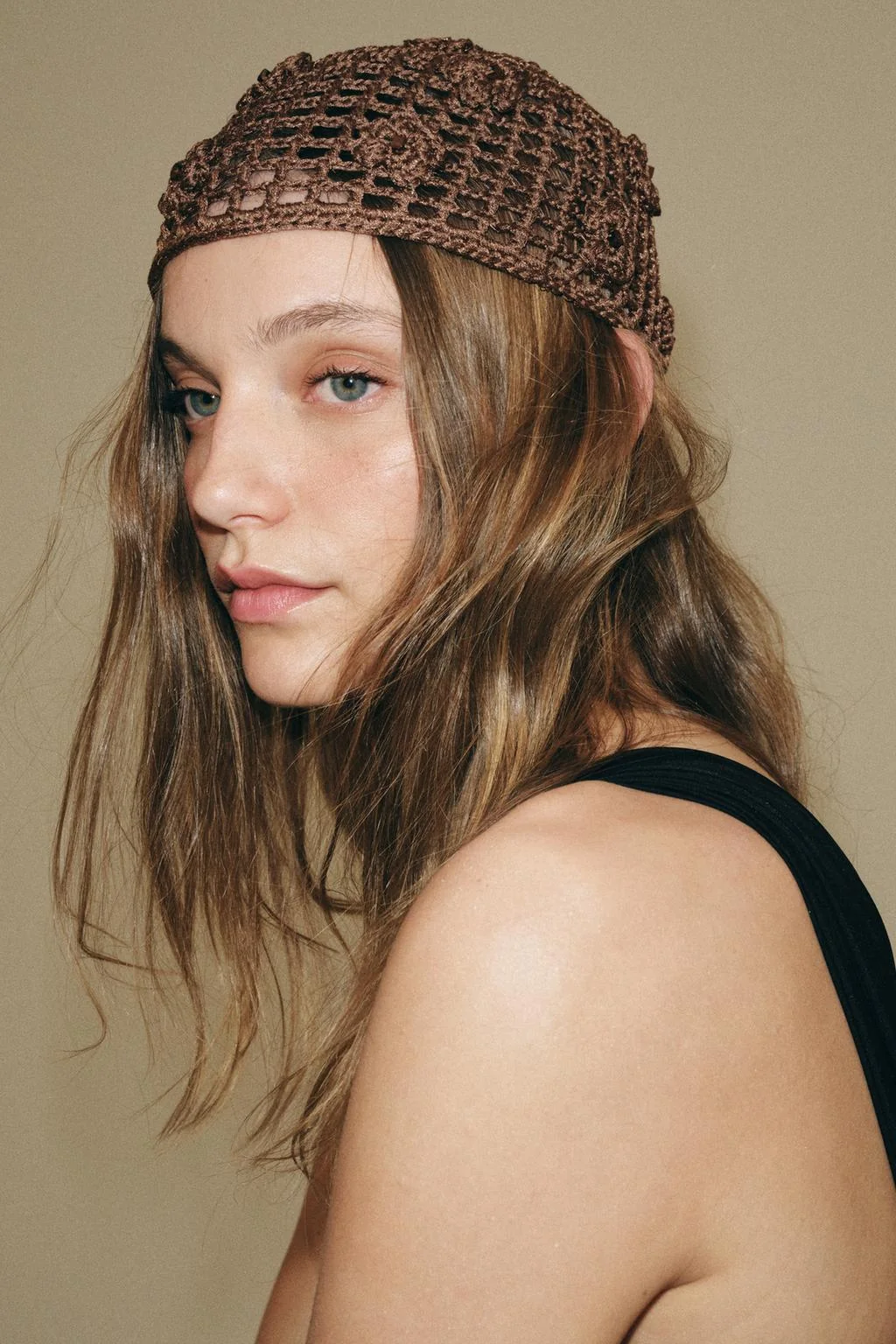 Вязаная шапочка с бисером в цветочек