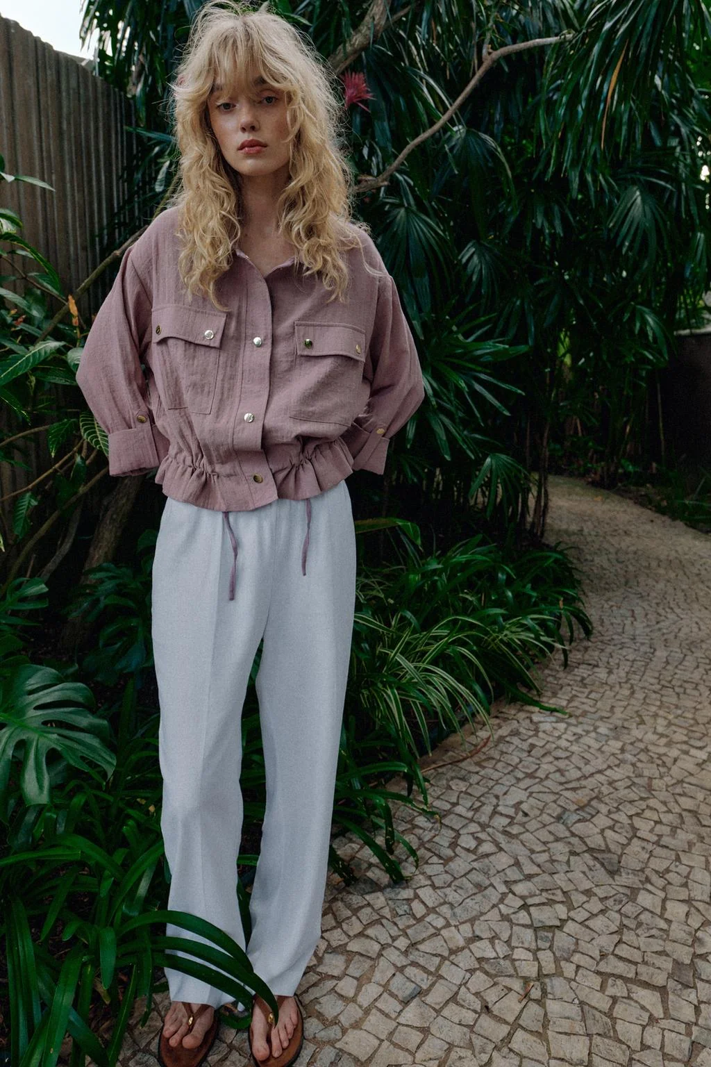 КОРОТКАЯ КУРТКА С ЗАВЕРНУТЫМИ РУКАВАМИ