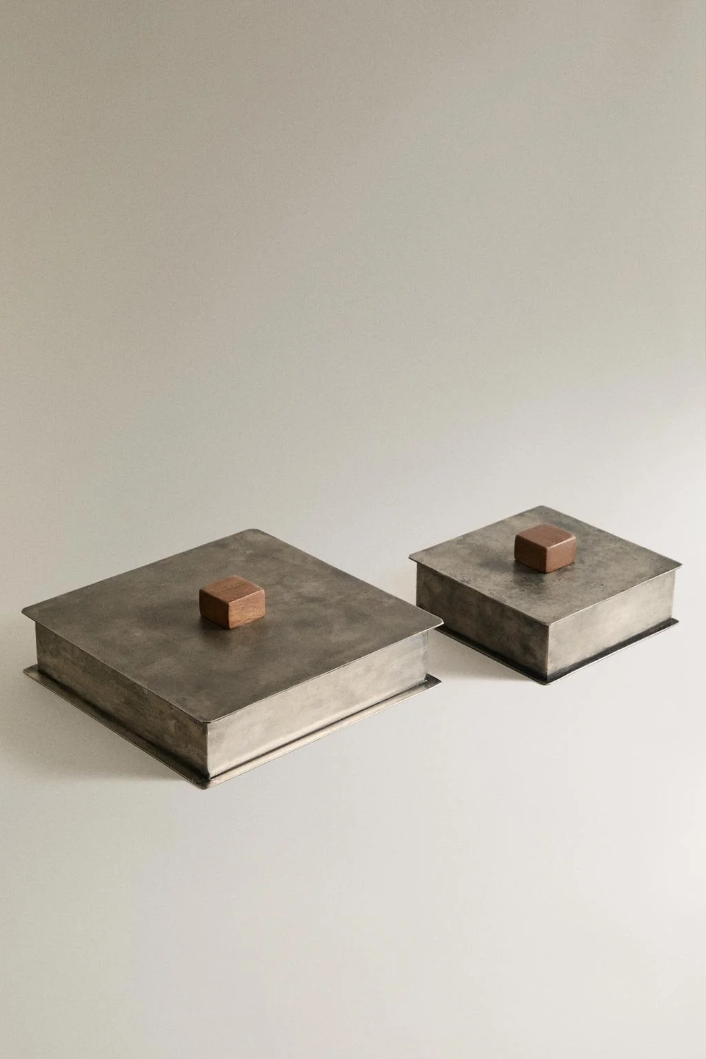 МЕТАЛЛИЧЕСКАЯ КОРОБКА С ДЕРЕВЯННОЙ РУЧКОЙ