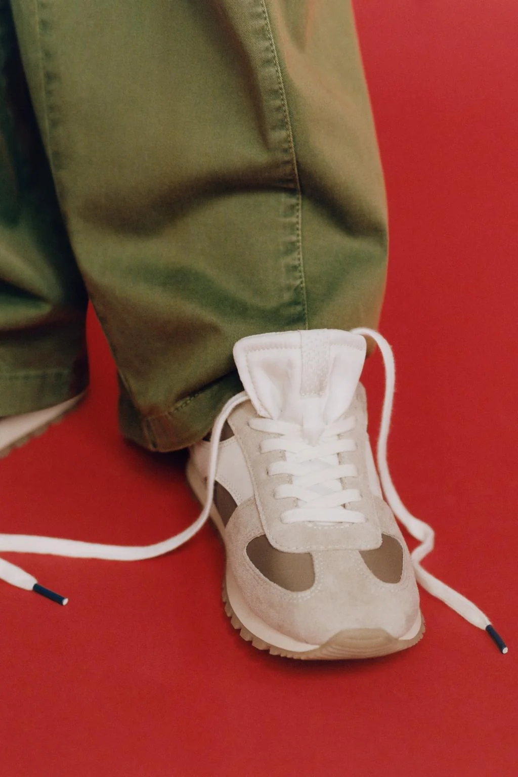 Кроссовки с контрастной отделкой