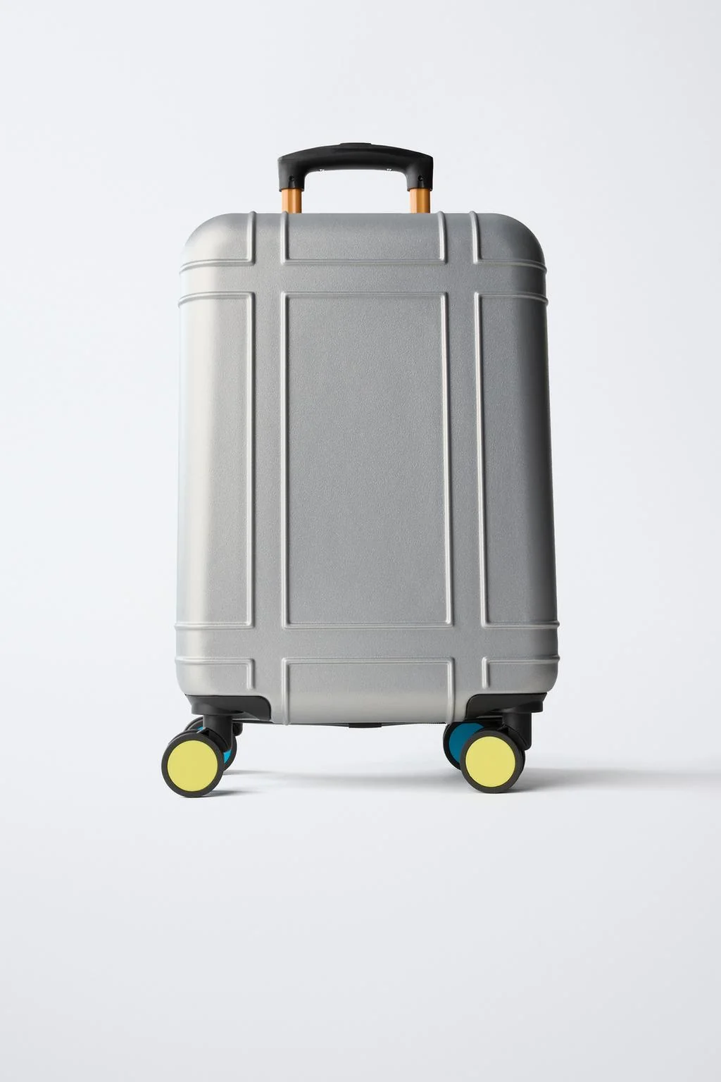 Разноцветный дорожный чемодан