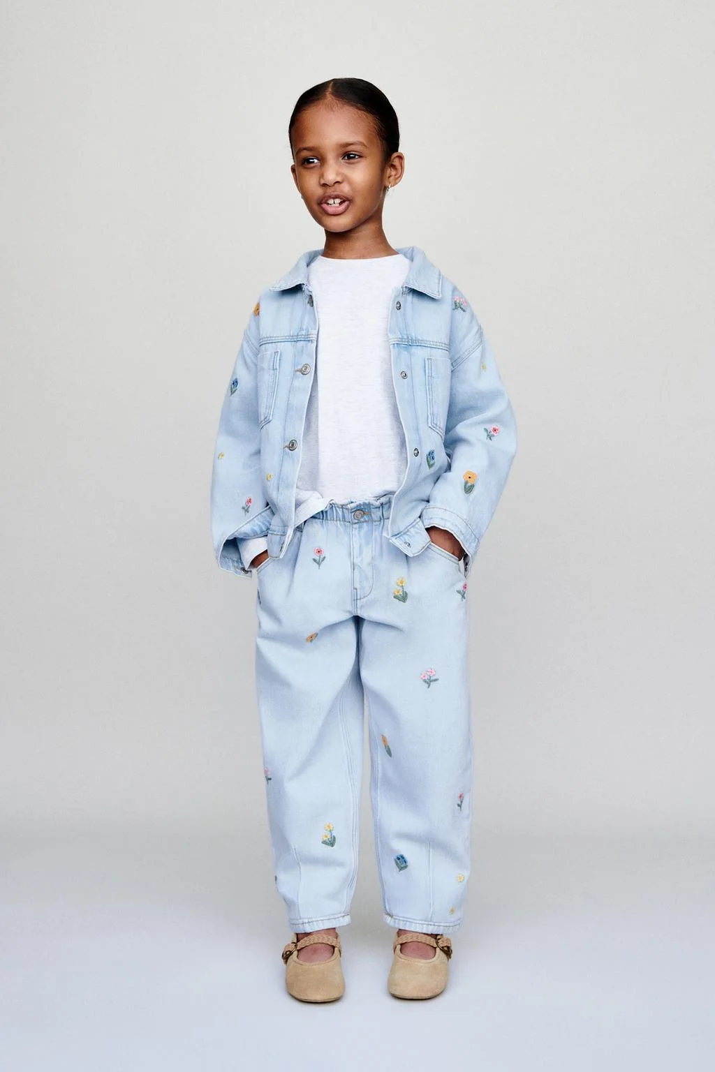 Джинсовая куртка с вышивкой цветочным принтом