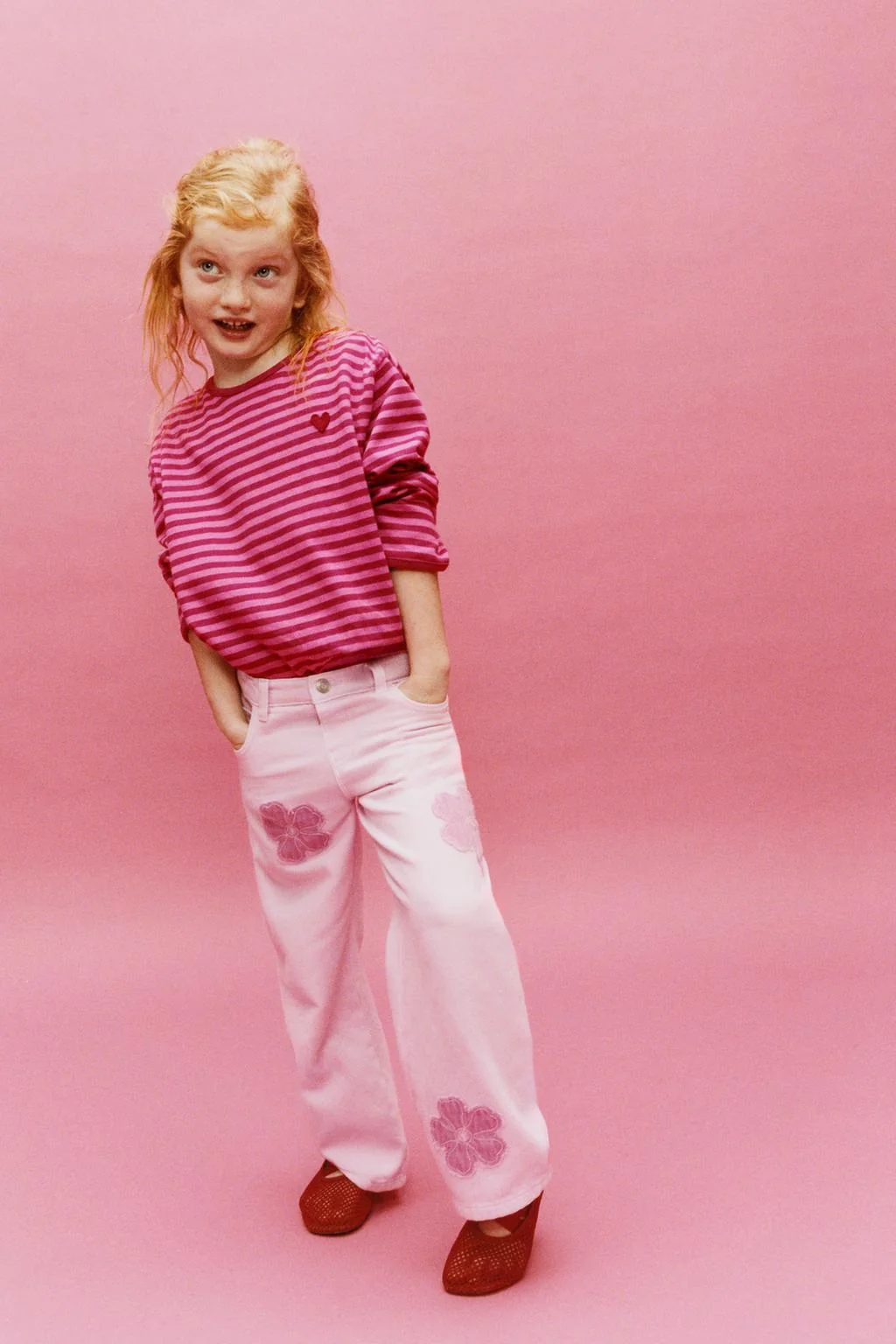 Джинсы с широкими штанинами с цветами