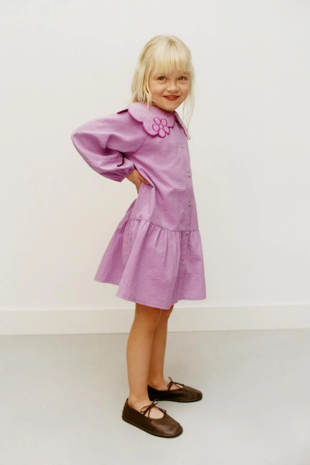 Платье в клетку с воротником питер пэн и вышитыми цветами