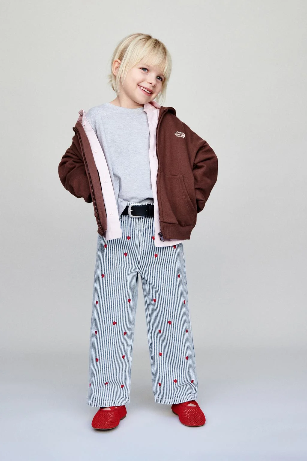 Джинсы-кулоны в полоску с вышивкой сердечек — Трендовые фасоны