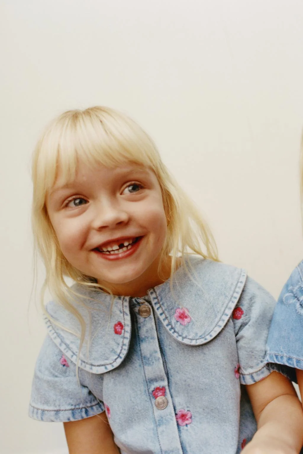 Джинсовое платье с вышитыми цветами