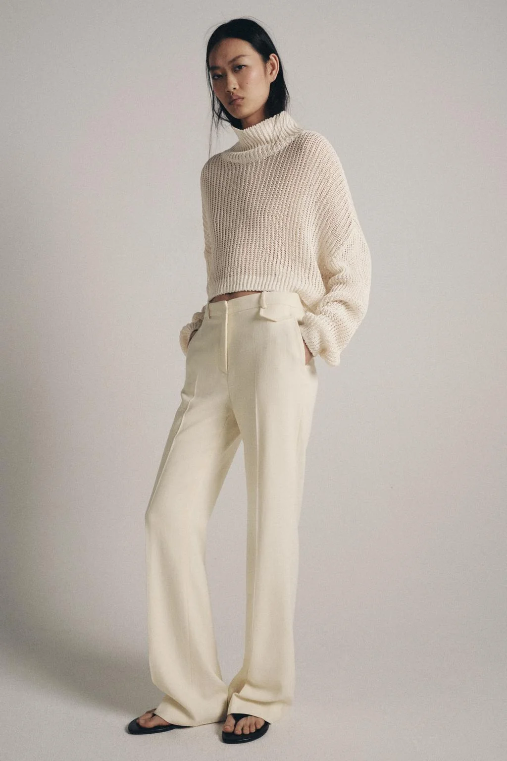 Укороченный свитер с высоким воротом