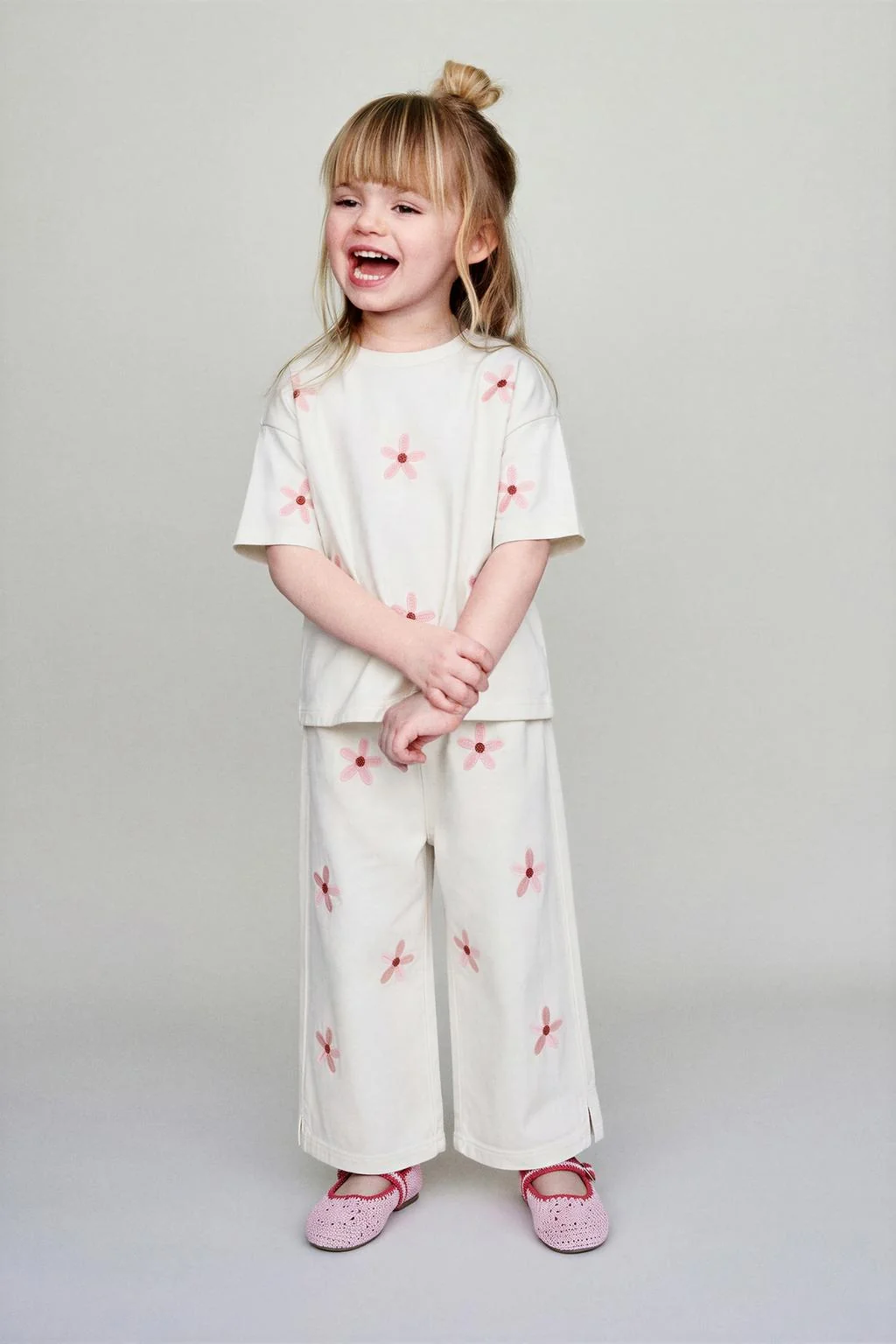 Футболка с вышивкой цветов