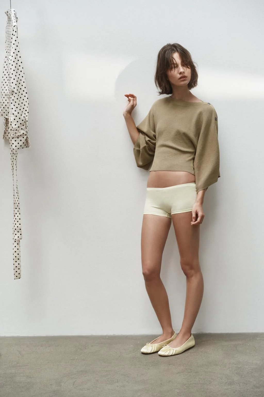 Свитер с рукавами-cape и пуговицами