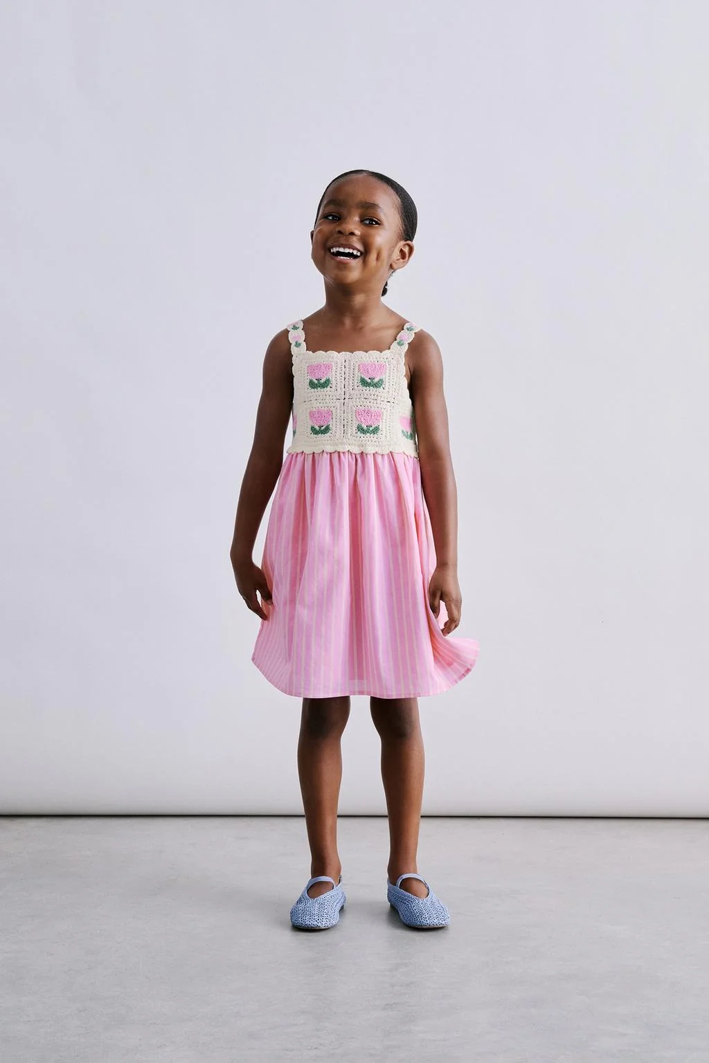 Платье с контрастным вязаным крючком и цветочным принтом — Платья