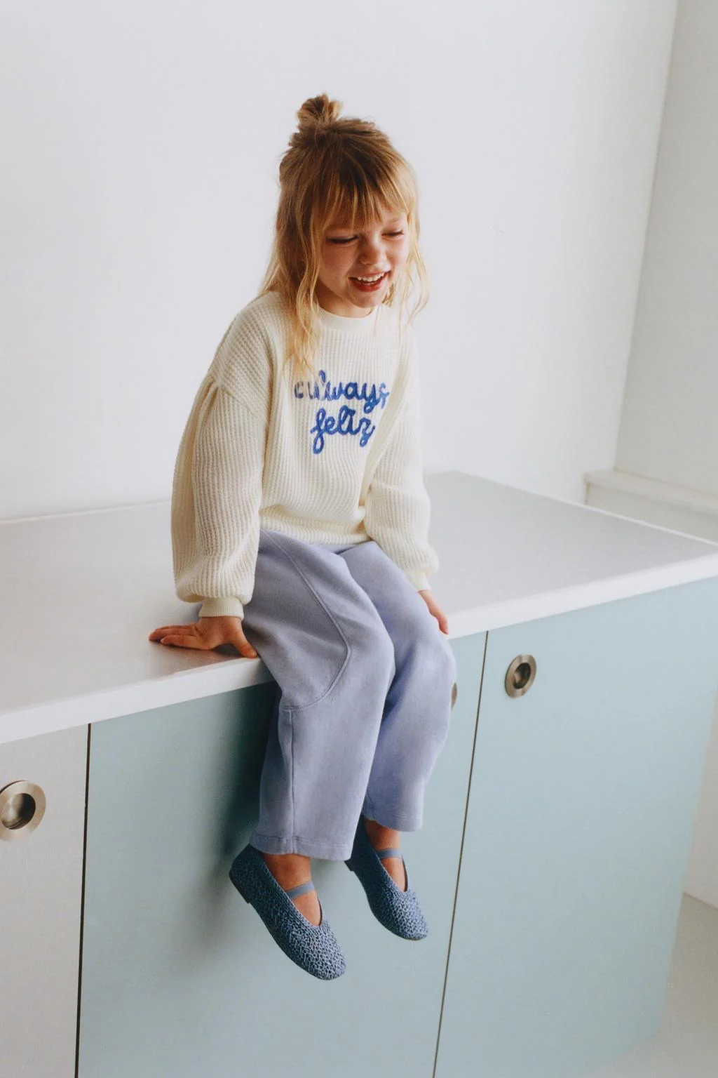 Вафельный трикотажный свитер с вышивкой текста