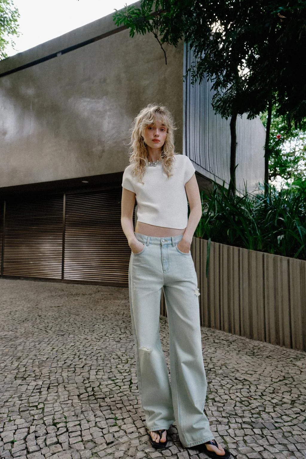 Топ из трикотажа с вышивкой на воротнике