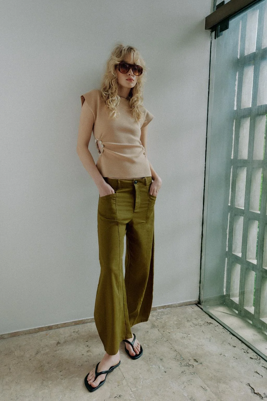 Топ из трикотажа с вырезом и бисером