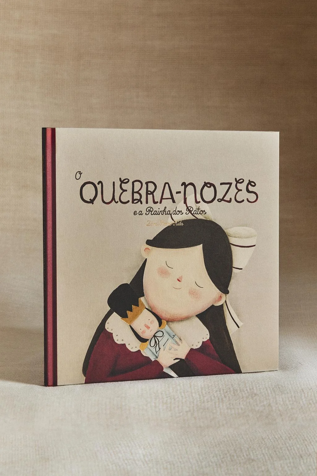 Книга для детей «Щелкунчик и королева королев» (португальский)