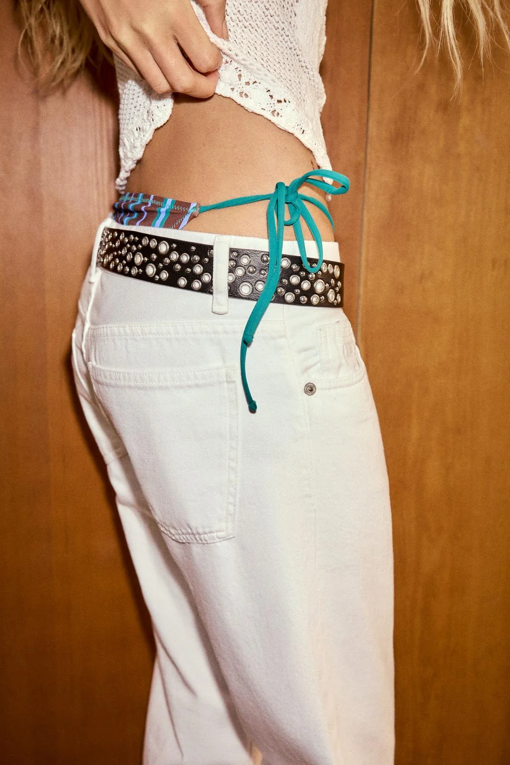 ПРОДЫРЧАТЫЙ РЕМЕНЬ С ЭФФЕКТОМ КОЖИ С БЛИСТАМИ