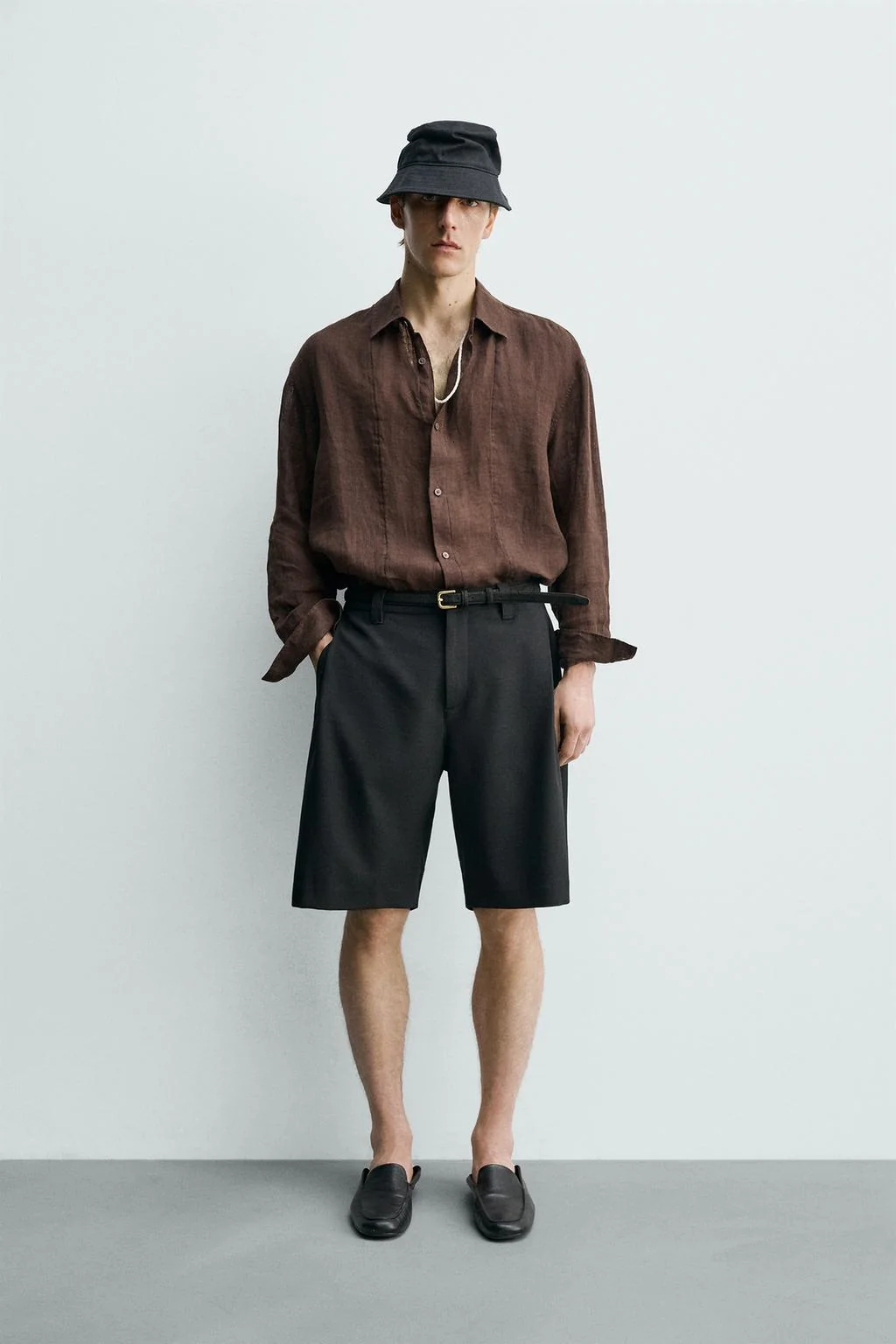 Шорты-бермуды свободного кроя с боковыми складками