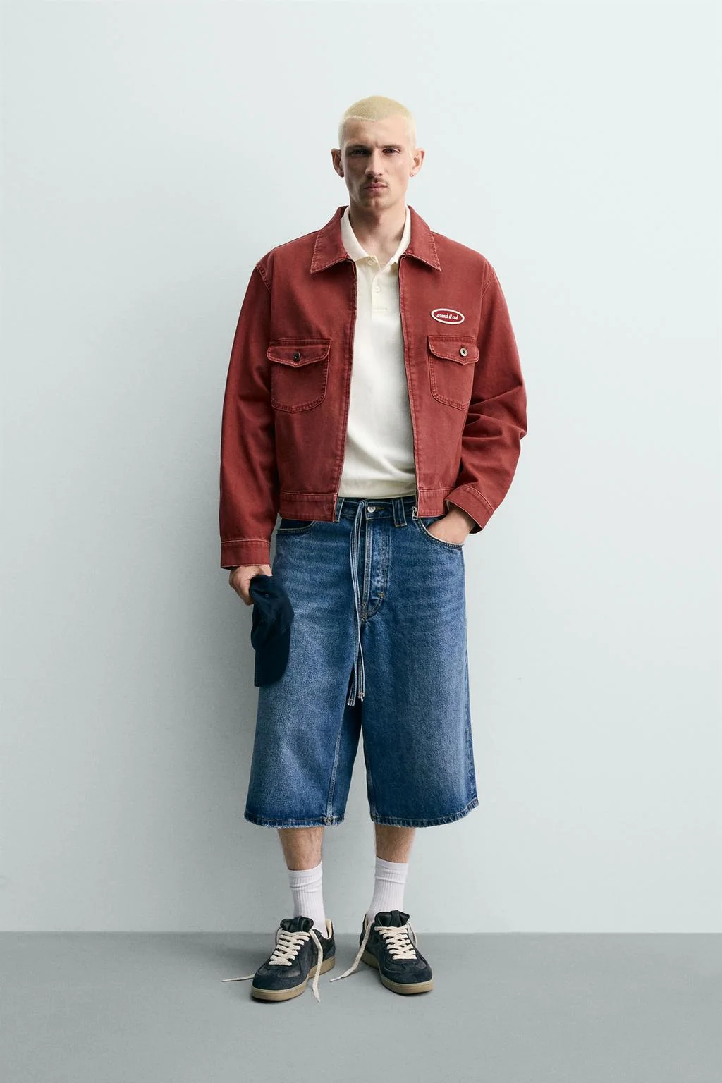 УКОРОЧЕННАЯ КУРТКА С НАКЛЕЙКОЙ