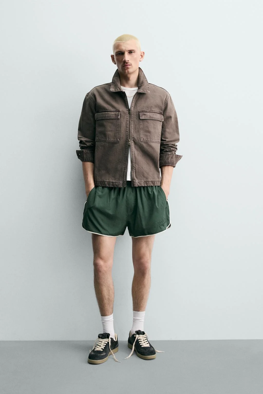 КОРОТКАЯ ДЛИНА МОДЕЛИ КУРТКА С ЗИППЕРОМ