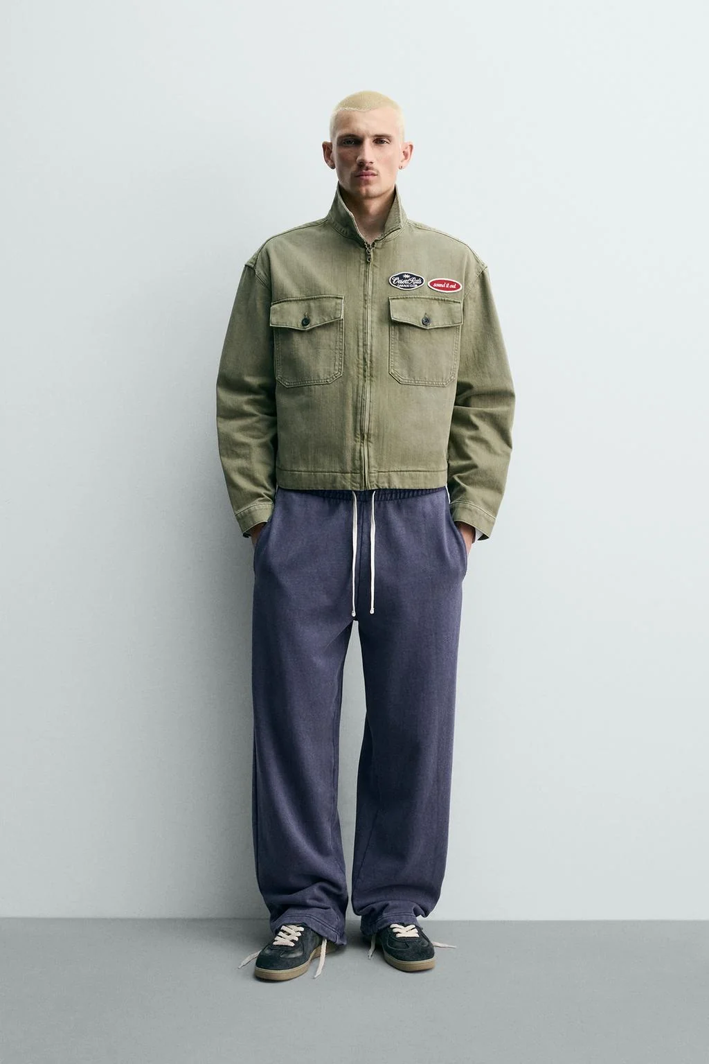 КОРОТКИЙ ПИДЖАК С НАКЛЕЙКАМИ