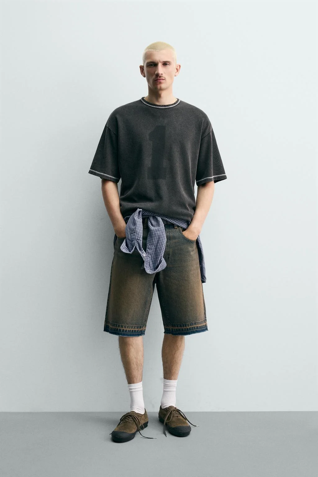 ФУТБОЛКА ИЗ КОНТРАСТНОЙ ВЫБЛЕКНУТОЙ ТРИКОТАЖНОЙ ТКАНИ