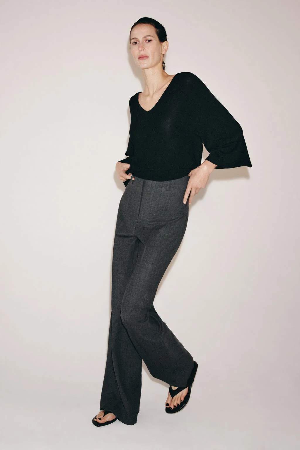 Свитер из трикотажа с V-образным вырезом свободного кроя