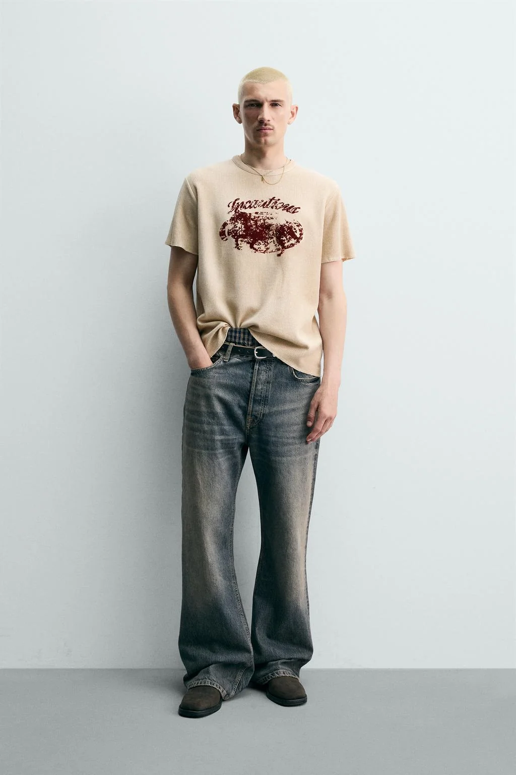 ТРИКОТАЖНАЯ ФУТБОЛКА С ТЕКСТУРНЫМ ПРИНТОМ