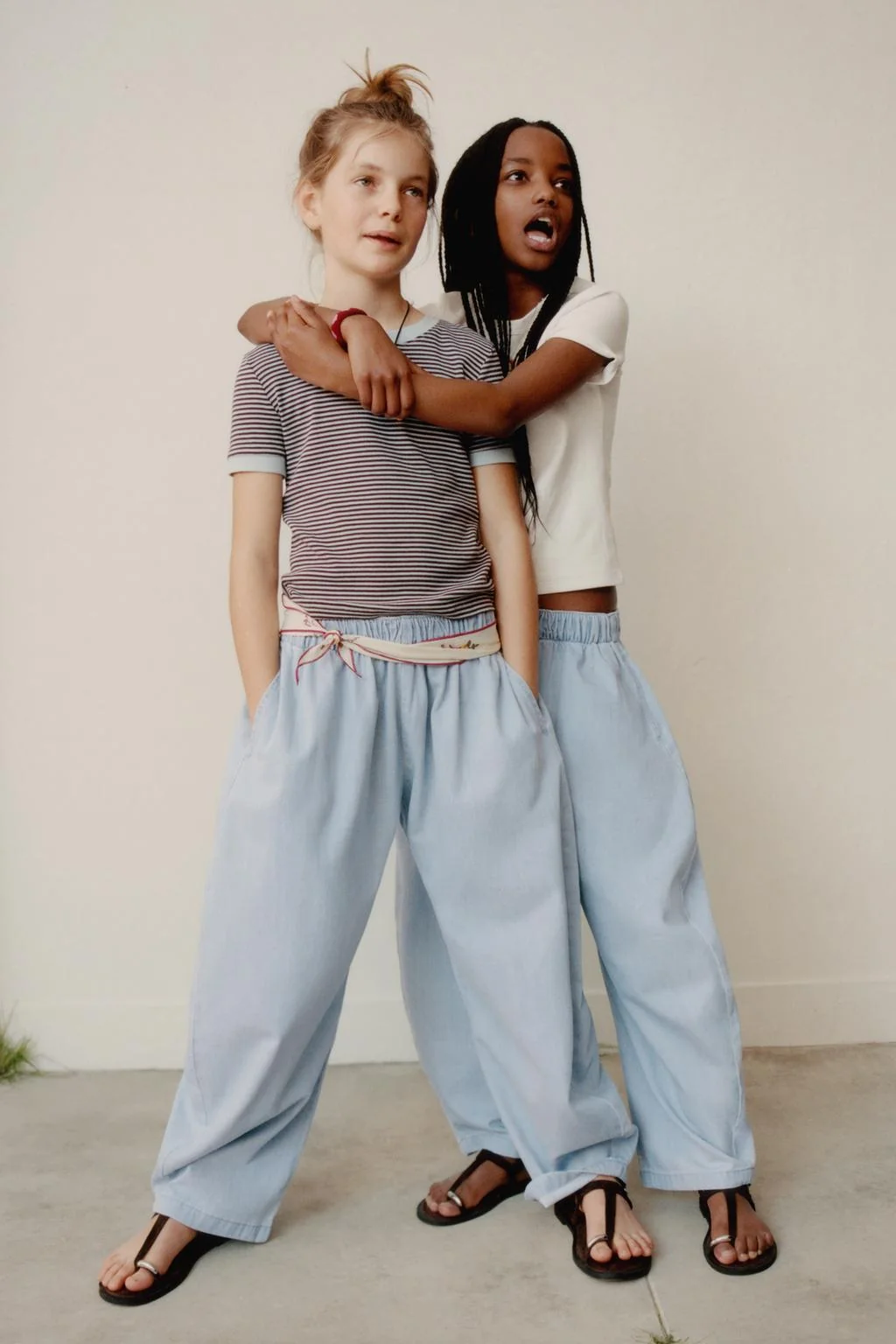 ДЖИНСЫ С РАСШИРЕННЫМИ ШТАНИНАМИ