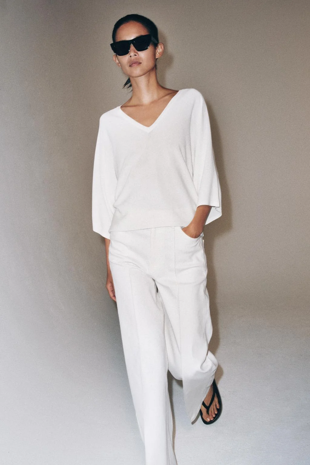 Свитер из трикотажа с V-образным вырезом свободного кроя