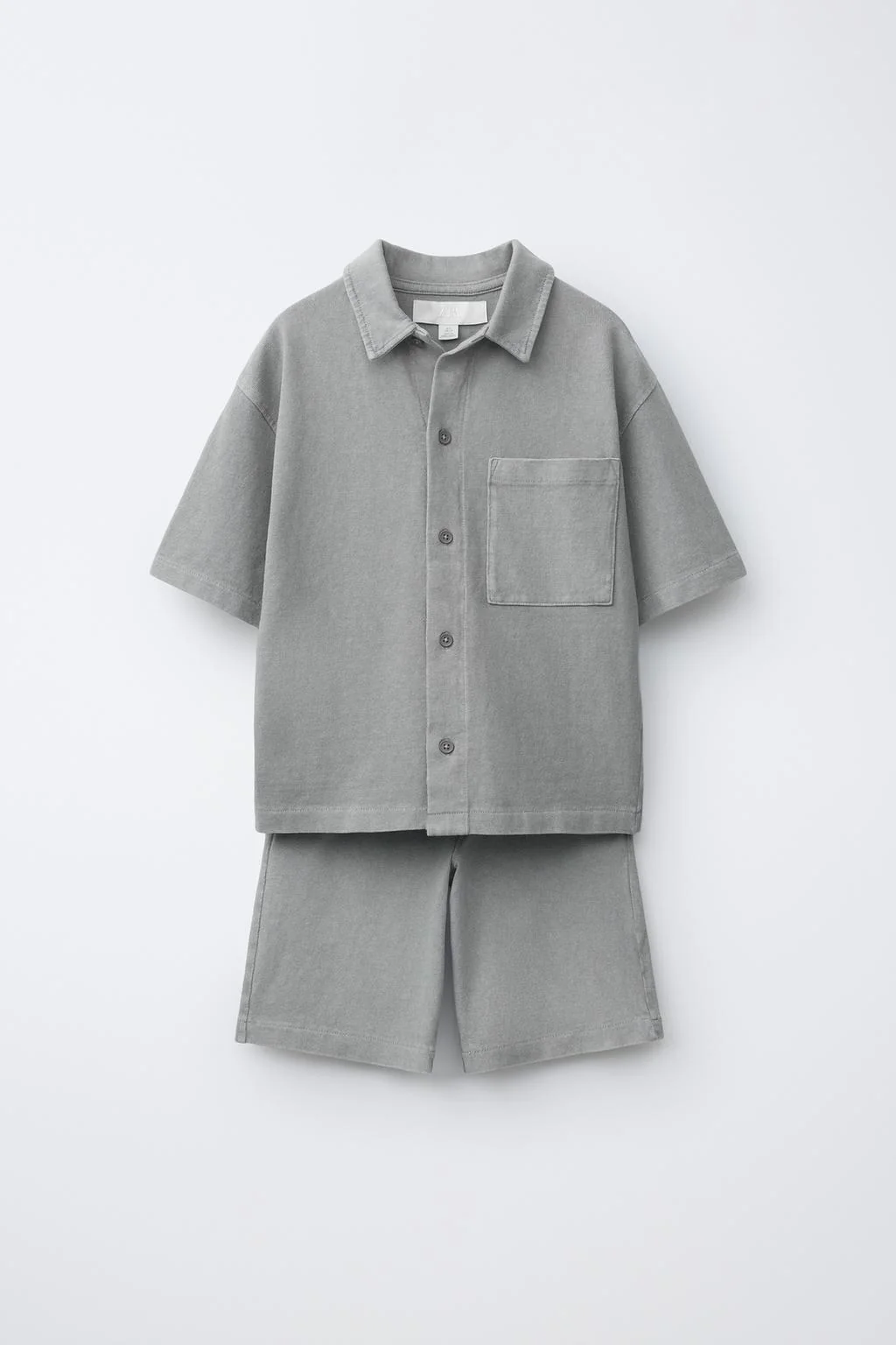РУБАШКА И ШОРТЫ-БЕРМУДЫ ИЗ ОДНОТОННОЙ ТКАНИ, ОКРАШЕННЫЕ В ЦЕЛОМ