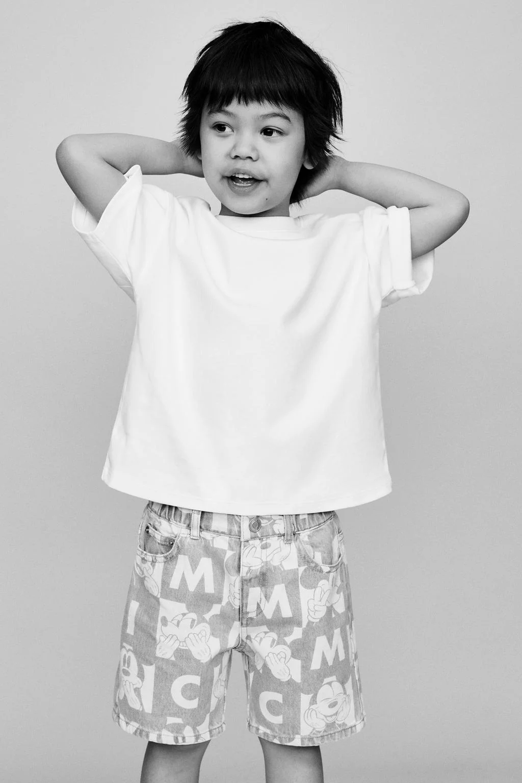 ДЖИНСОВЫЕ БЕРМУДЫ В КЛЕТКУ С МИККИ МАУСОМ © ДИСНЕЙ