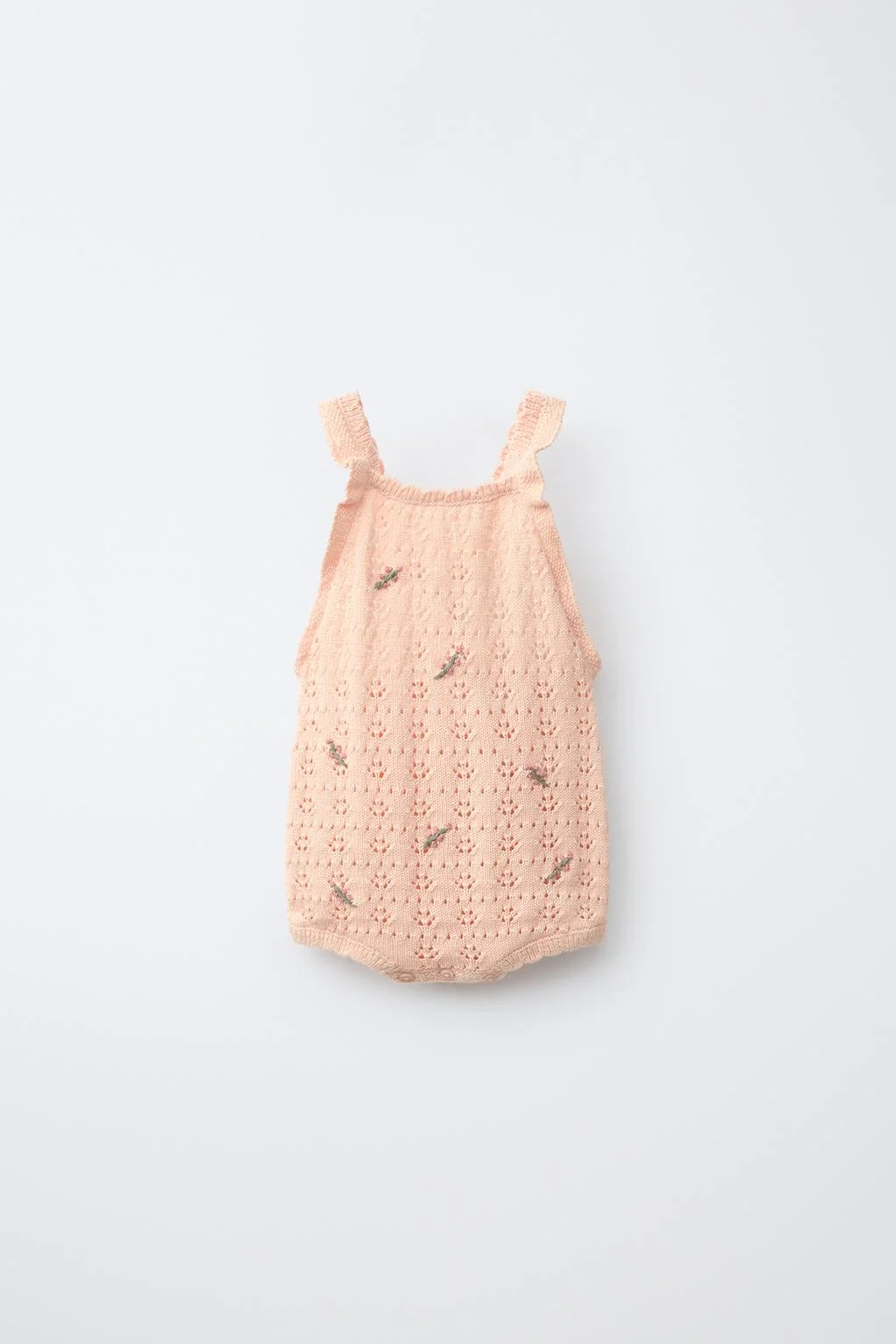 ВЯЗАНЫЙ КОМБИНЕЗОН С ВЫШИВКОЙ ЦВЕТОВ И РЕЗНЫМ УЗОРОМ