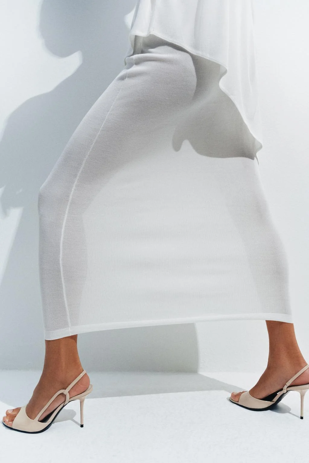 Сандалии на высоком каблуке с эффектом патента