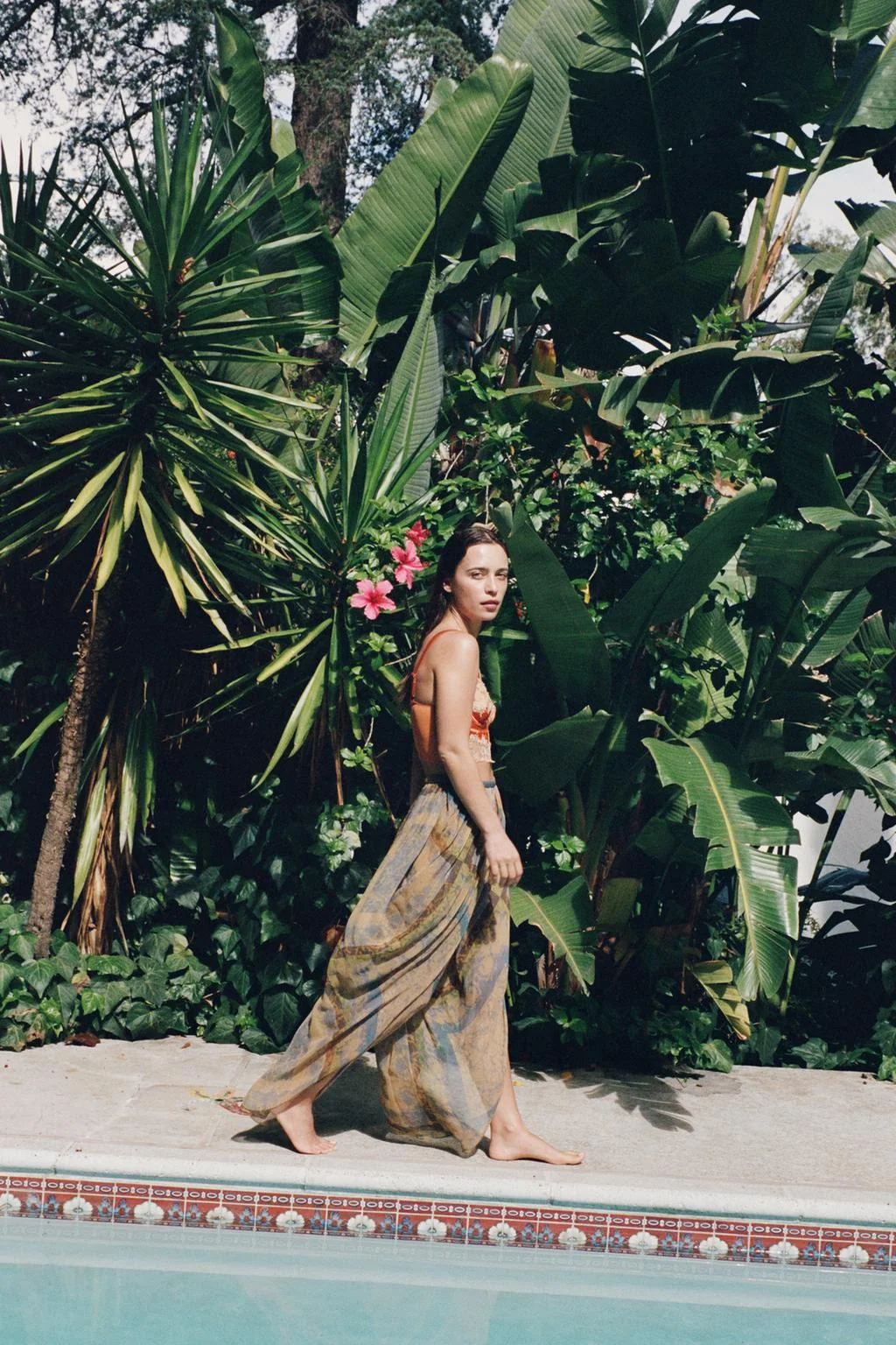 ПЕЧАТНЫЕ ШИРОКИЕ БРЮКИ С ПРОРЕЗЯМИ